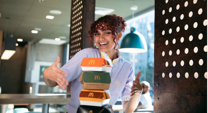 McDonald’s abre 10 vagas para atendente em João Pessoa sem exigência de experiência
