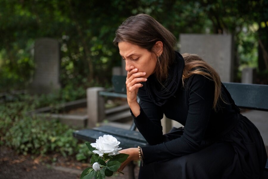 Psicóloga destaca a importância da identificação dos sintomas do luto prolongado na saúde mental