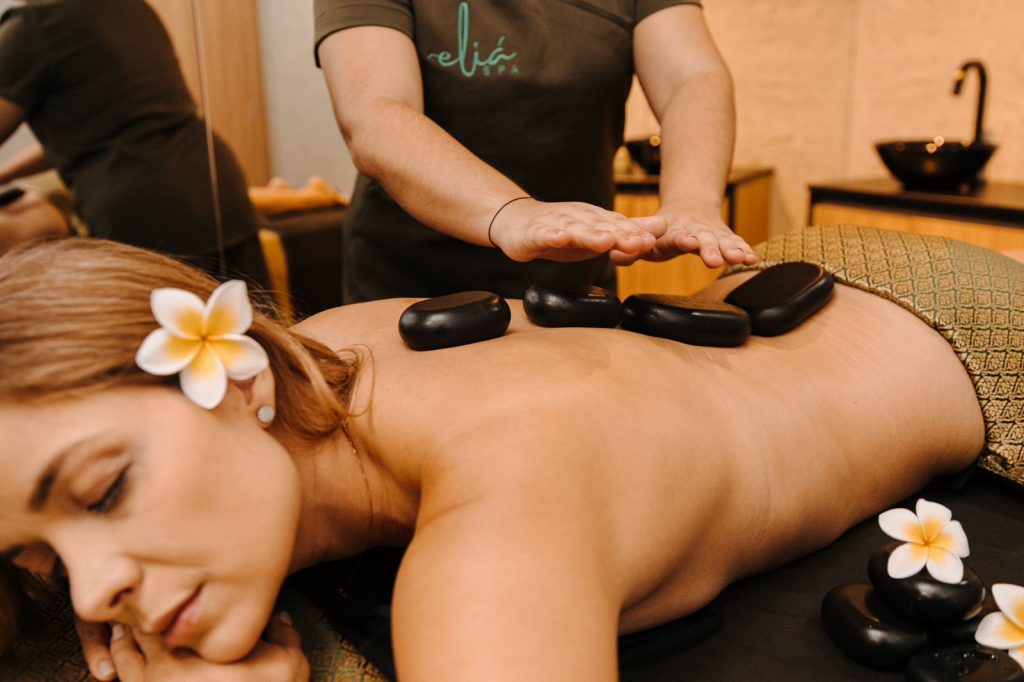 Pedras quentes na massagem: entenda como elas ajudam a diminuir o estresse e a ansiedade