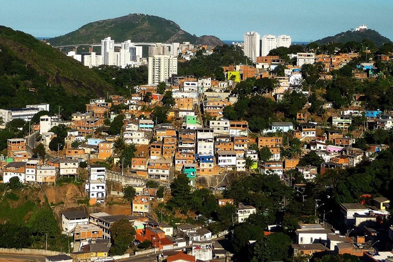 Pobreza cai para 27,5%, menor índice registrado desde 2012, de acordo com IBGE
