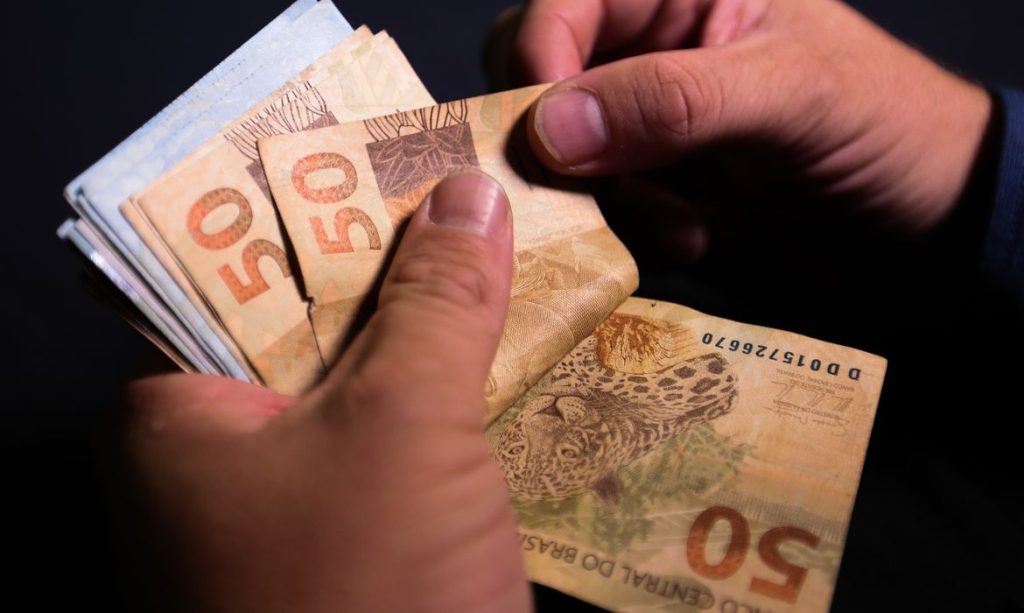 Governo propõe salário mínimo de R$ 1.502 em 2025, aumento nominal de 6,39%