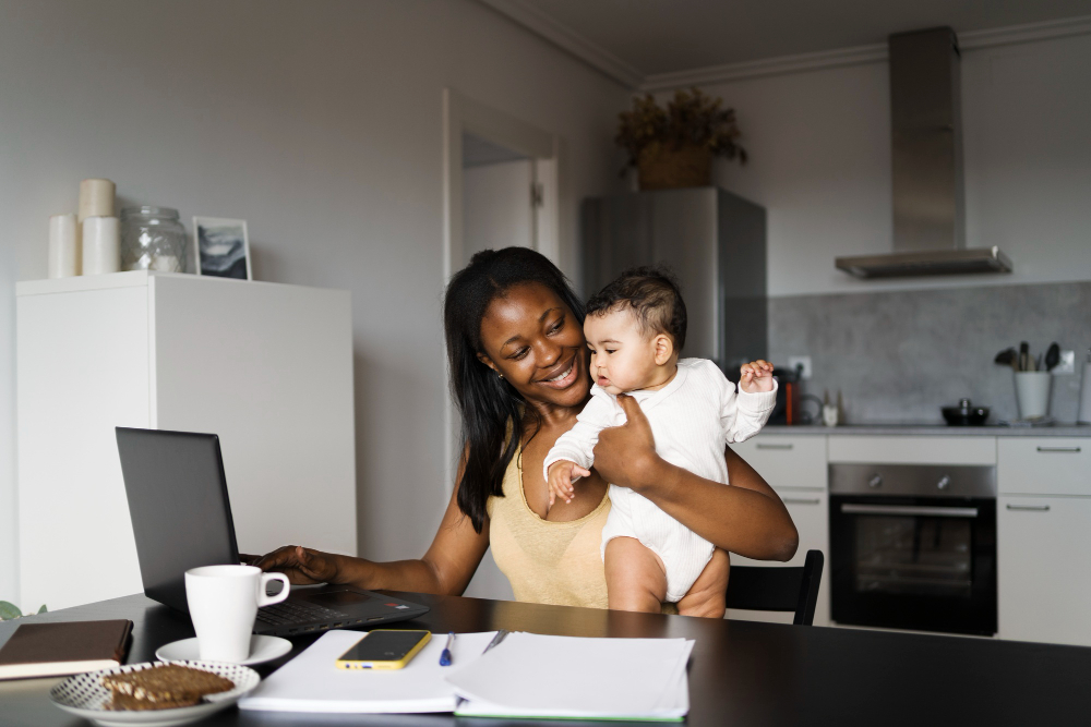 Empreender depois da maternidade: dona de negócio digital compartilha dicas de como começar