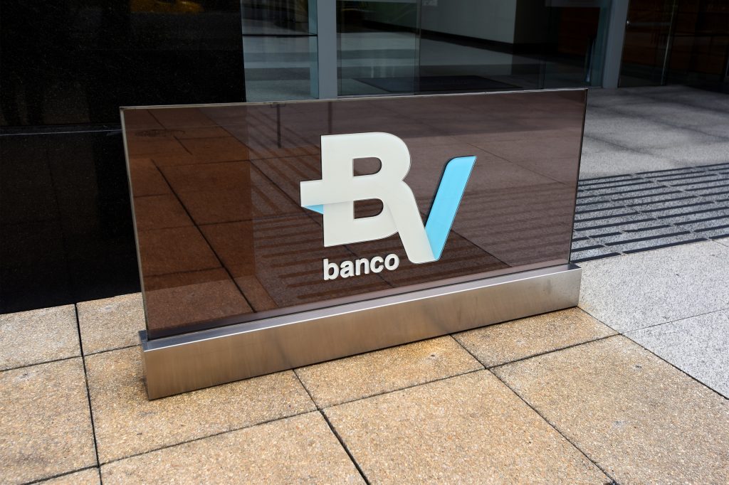Banco BV abre vagas afirmativas para pessoas pretas e pardas em programa de estágio