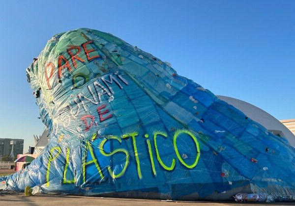 Instalação imersiva “O Tsunami de Plástico” avança sobre Brasília