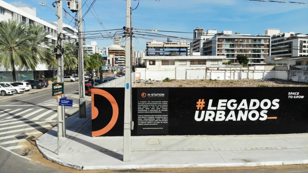 Transformação urbana: Artistas do graffiti intervêm em tapume de novo empreendimento da H-Station
