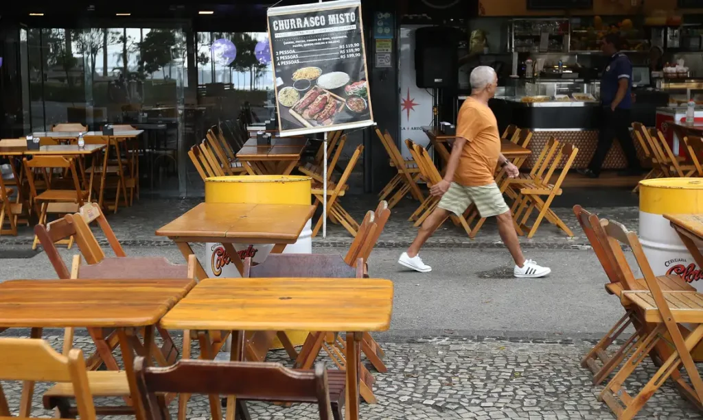 Bares e restaurantes registram leve queda nas vendas em outubro