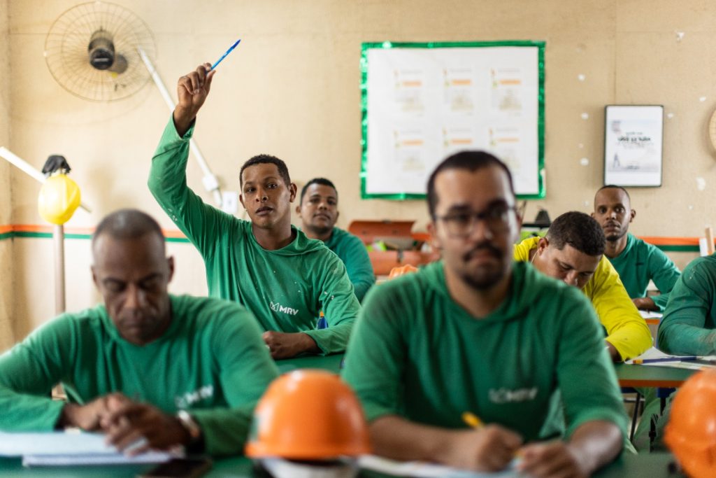 Escolas em canteiros de obras: projeto da MRV reduz defasagem educacional de adultos