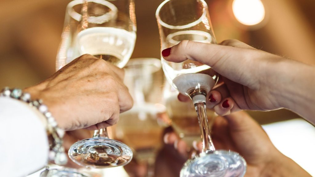 Consumidores pretendem gastar em média R$ 380 com comemoração do Ano Novo, aponta pesquisa