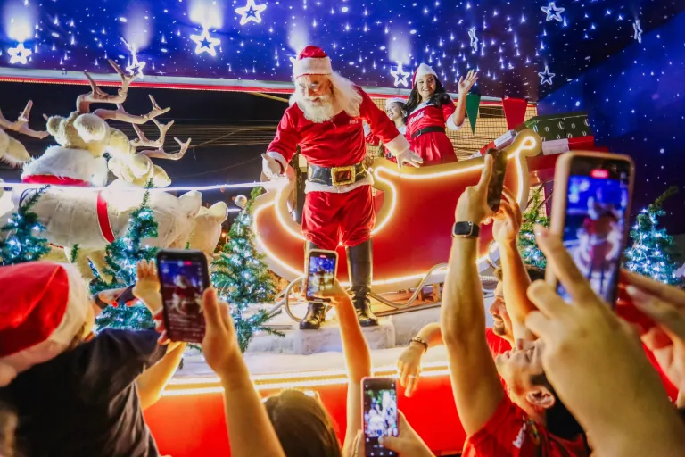 Caravana Iluminada da Coca-Cola passa por João Pessoa na noite desta quinta-feira