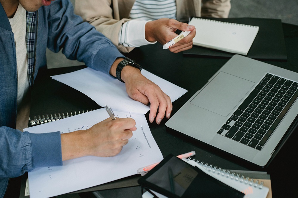 Brasil é top 10 em matrículas GenAI, aponta plataforma de aprendizagem