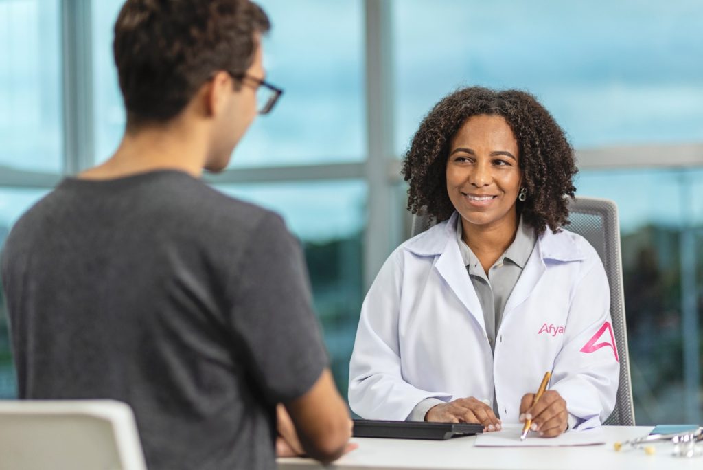 Maioria na profissão, mulheres médicas ganham 23% a menos do que homens médicos, aponta pesquisa da Afya 