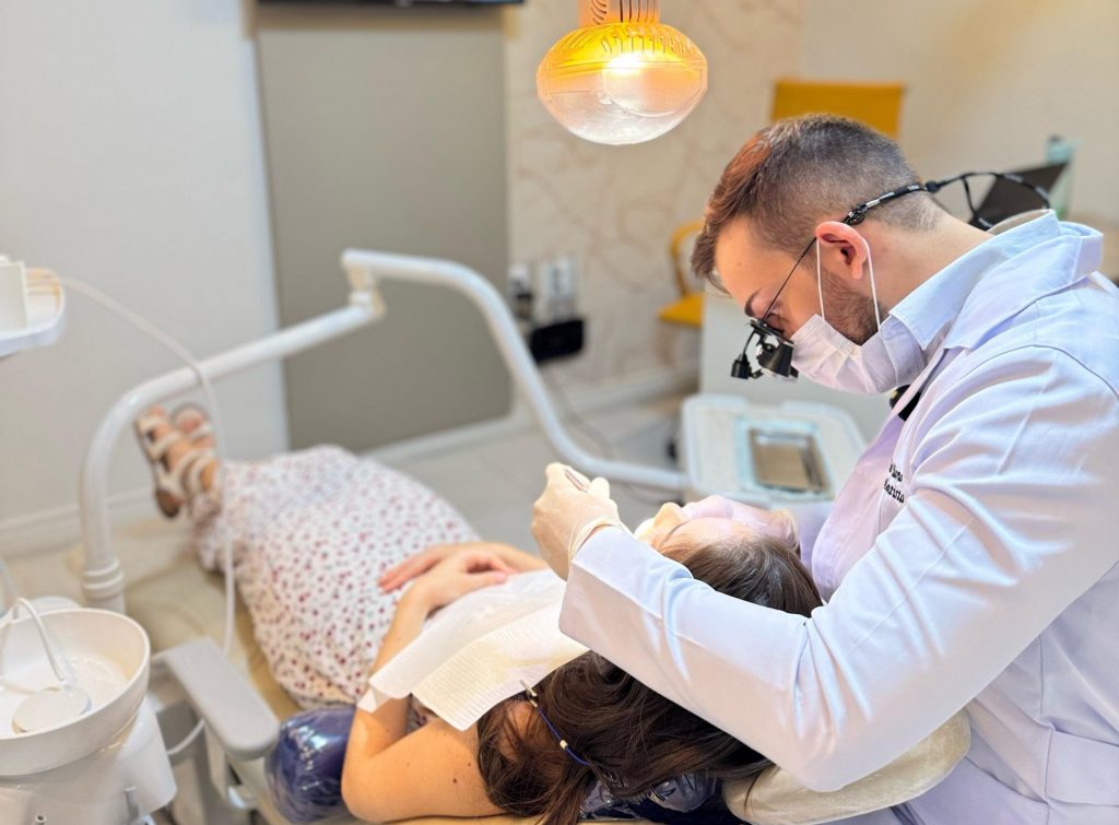 Redes sociais impulsionam crescimento da odontologia estética entre brasileiros