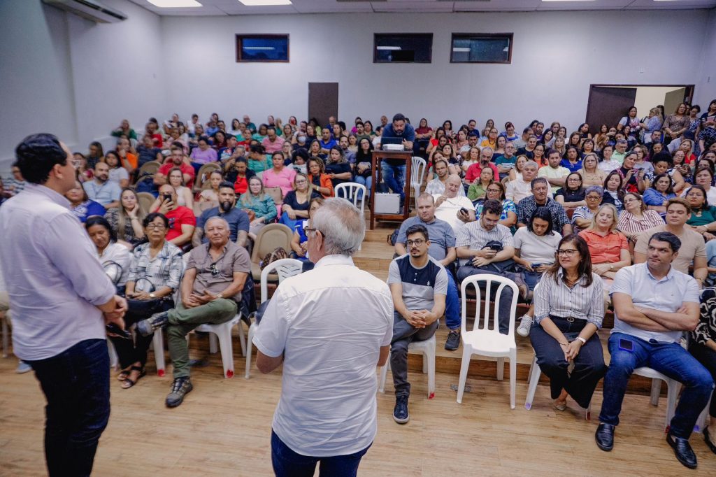 Cícero Lucena anuncia aumento de 27,5% na gratificação dos gestores das escolas municipais