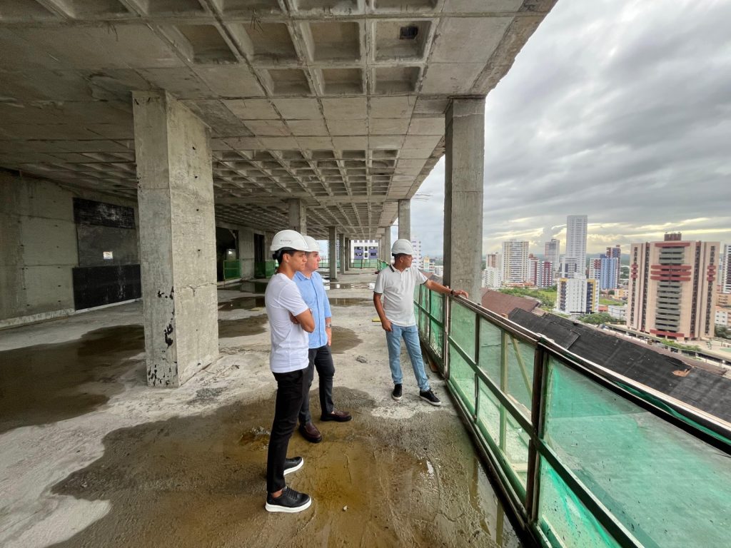 De férias no Brasil, Douglas Santos visita João Pessoa e se impressiona com avanço das obras do OMNI Life & Health