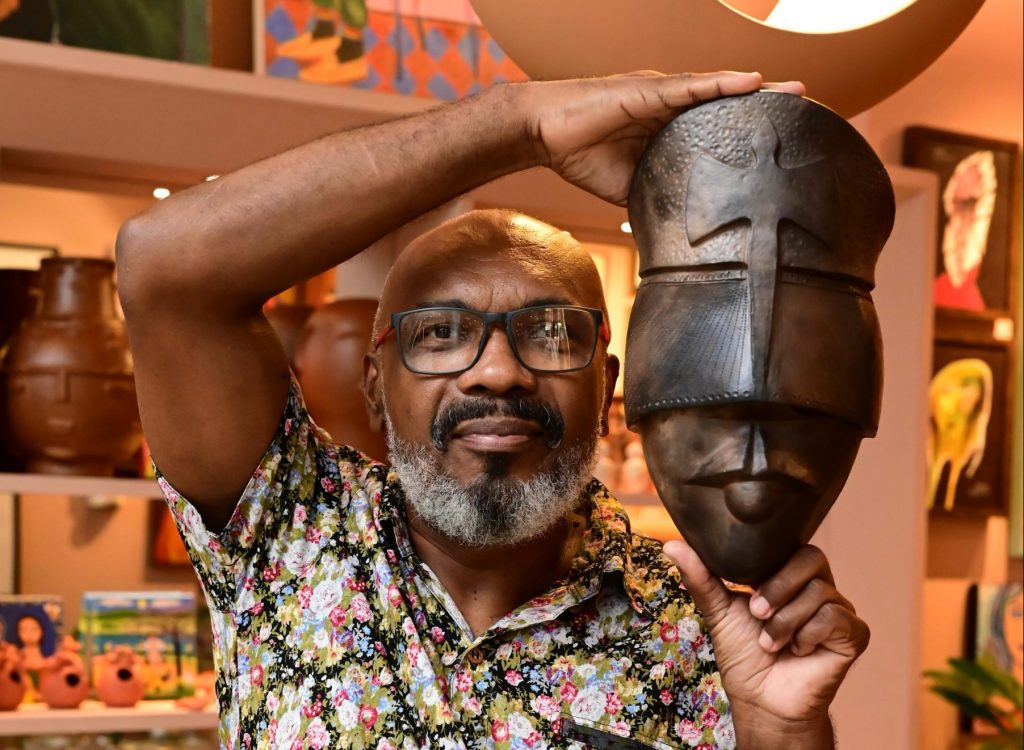 Jeorge Paiva celebra ancestralidade afro-brasileira com peças que expõe no Espaço Arte Brasil