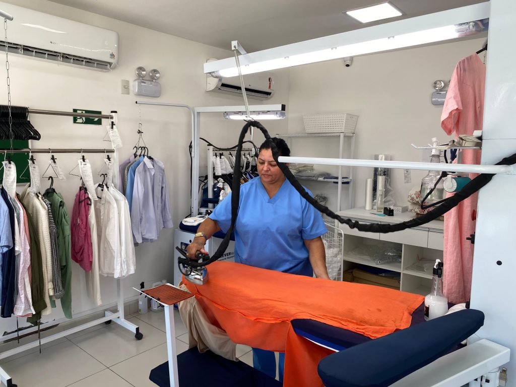 Roupas molhadas na chuva exigem cuidado: lavagem correta evita mofo, mau cheiro e problemas de pele