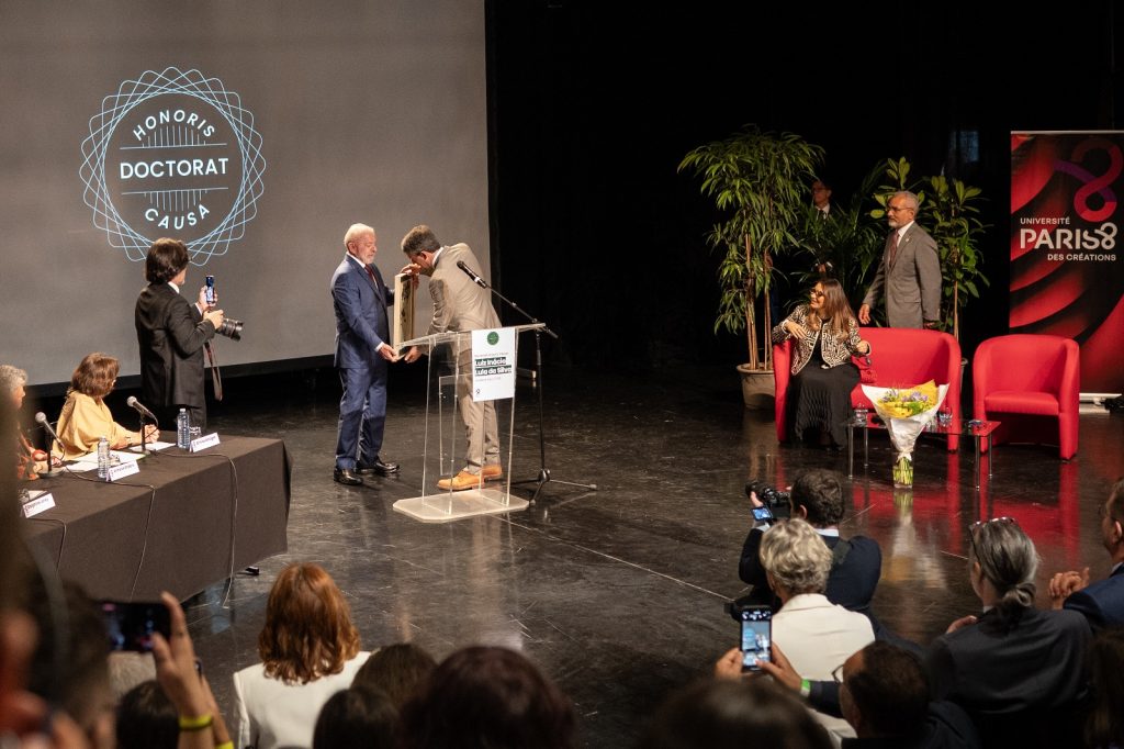 Lula defende criação da primeira universidade indígena até 2026 e também universidade do esporte em cerimônia na França