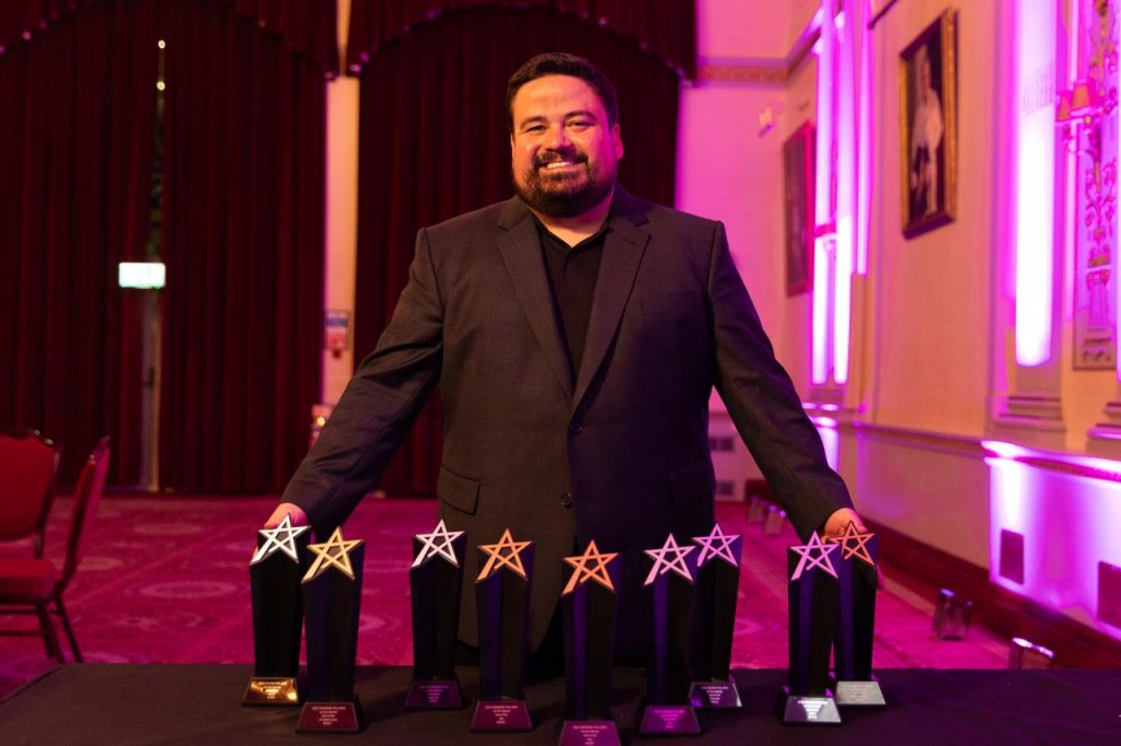Paraibano Juarez Guedes lidera premiação global e conquista o Polaris Awards 2025 em Londres