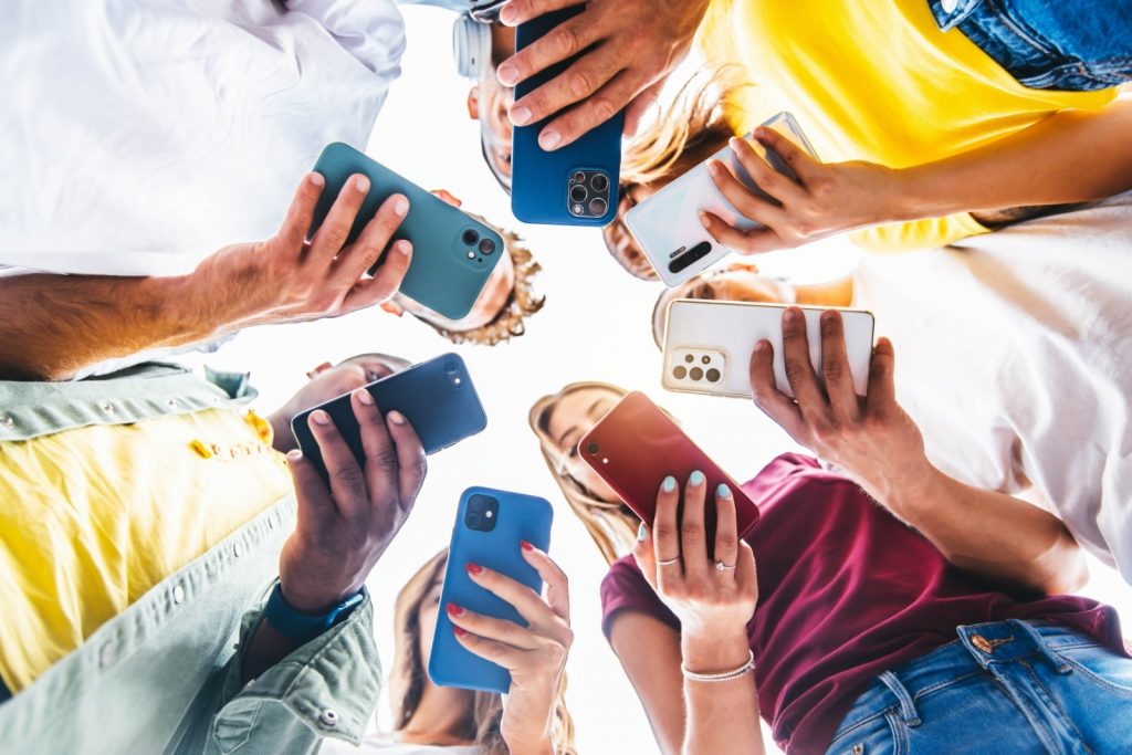 Estudo aponta perfil de quem é mais provável desenvolver ansiedade por uso excessivo de celular