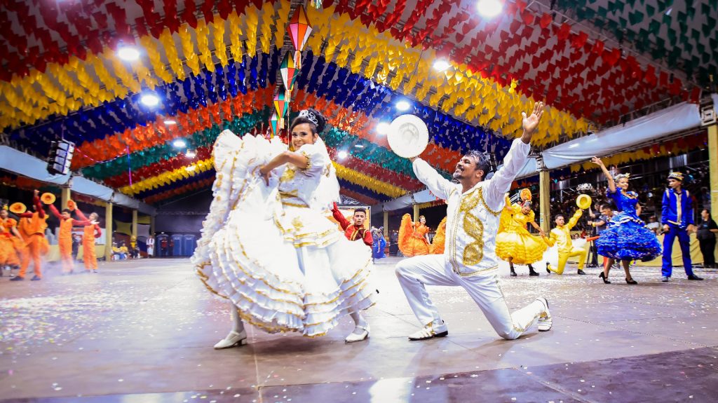 Juninas do grupo B fazem espetáculo de beleza na terceira noite do Festival de Quadrilhas