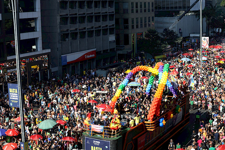 Paradas LGBTQIAP+ movimentam ações temáticas em bares pelo Brasil