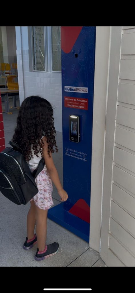 Ibiara instala leitores faciais para servidores e totens inteligentes nas escolas públicas