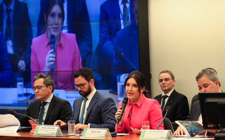 Ministra Simone Tebet defende corte de isenções fiscais: ‘Mexer com o andar de cima’