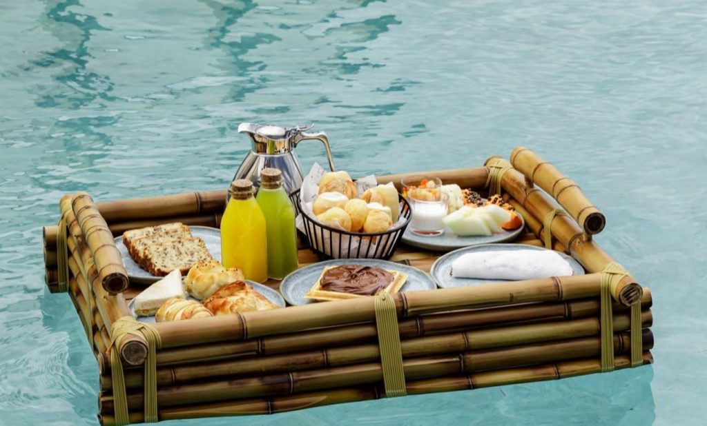 Café flutuante do HCM Hotel encanta casais que buscam opções memoráveis