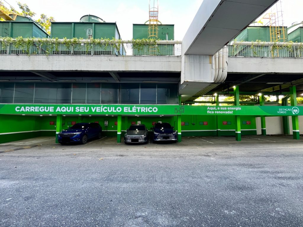 Manaira Shopping amplia para 10 o número de vagas com recarga gratuita para carros elétricos