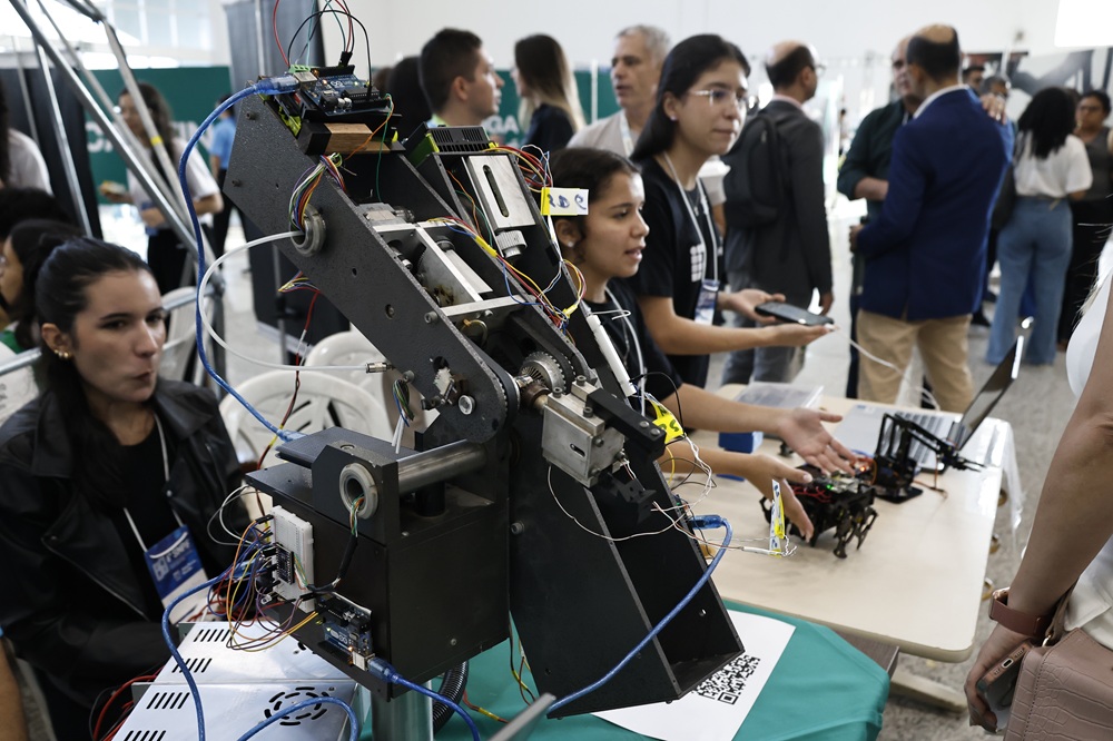 Prefeitura participa da maior feira de tecnologia do NE com estande interativo e Mostra de Robótica