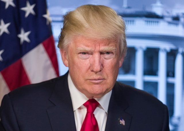 Trump ameaça países que se alinhem ao Brics com tarifa extra de 10%