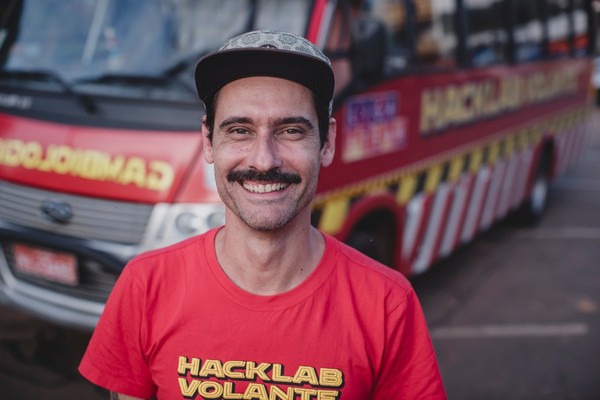 Fred Paulino: “A gambiarra é uma metáfora para acessar outros universos, e no Hacklab Volante fazemos essa relação da arte com a tecnologia”