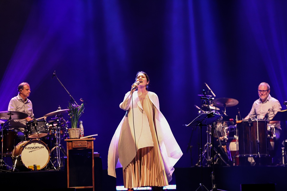 Show Mônica Salmaso no Intermares Hall contará com audiodescrição, Libras e acompanhamento para pessoas neurodivergentes