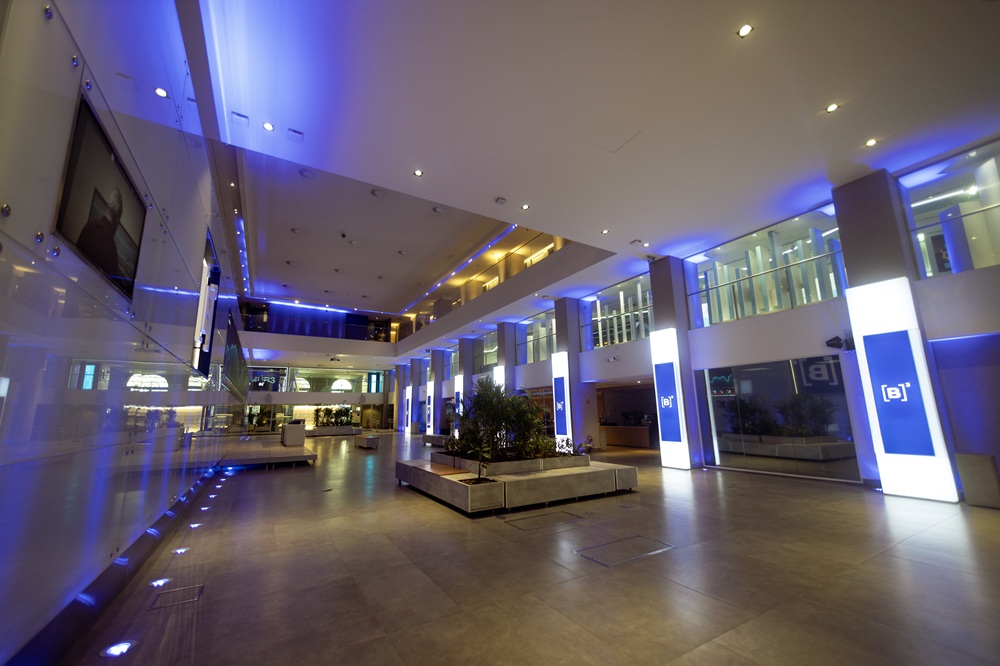 Bolsa bate terceiro recorde seguido e supera 164 mil pontos; dólar mantém queda para R$ 5,31