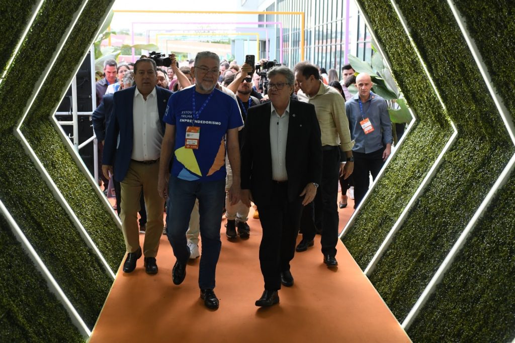 Governador participa da abertura da Feira do Empreendedor no Centro de Convenções de Campina Grande