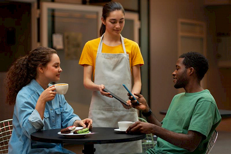 Vendas em bares e restaurantes crescem 0,4% em julho, segundo Índice Abrasel-Stone