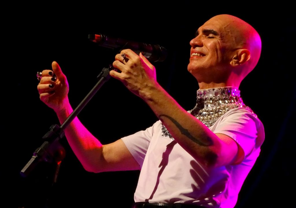 Edson Cordeiro canta Zeca Baleiro em show no Teatro Paulo Pontes, dia 09 de outubro