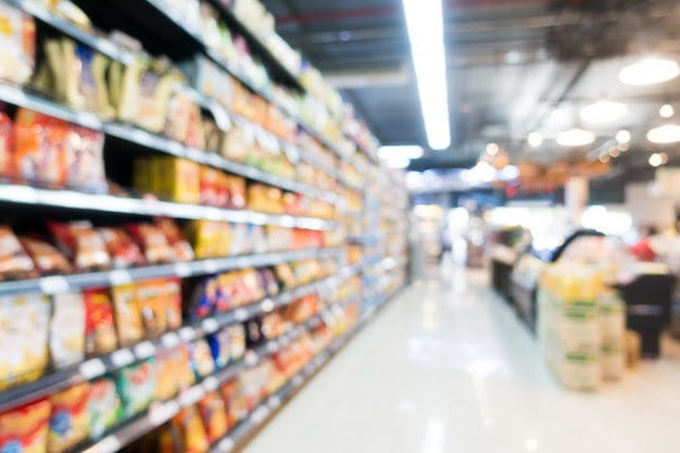 Consumo recua em agosto e bebidas lideram retração no varejo alimentar. Taxação de Trump provoca queda nos preços do frango e do café