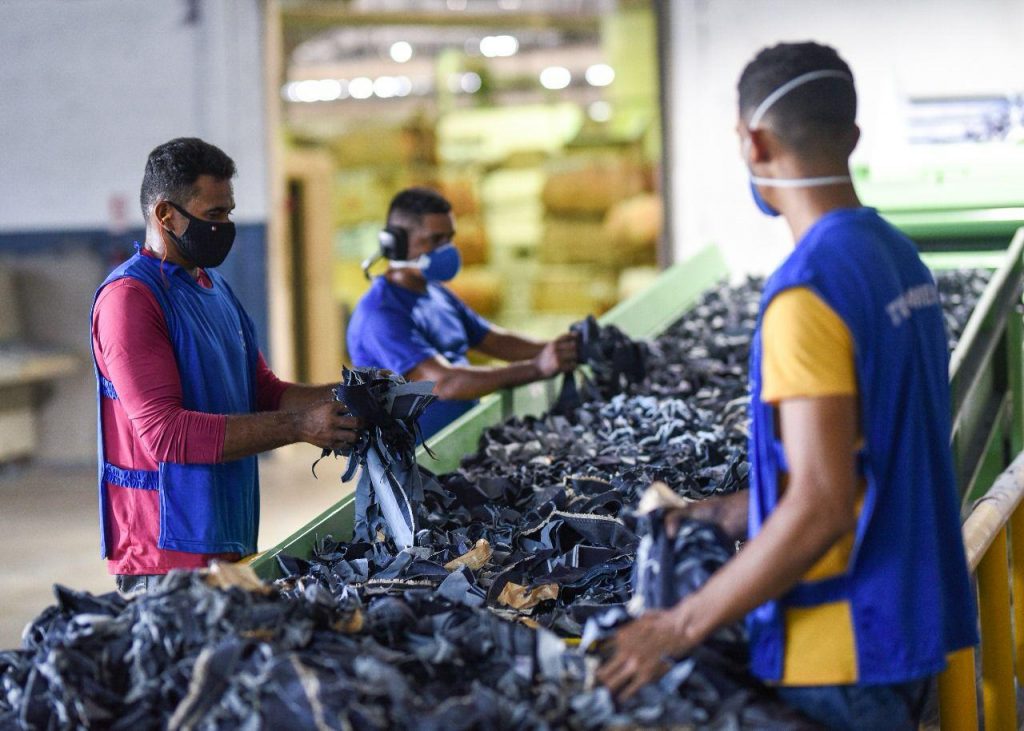 Indústria têxtil fortalece economia local com 85% de trabalhadores da cidade e aumento da participação feminina no mercado de trabalho