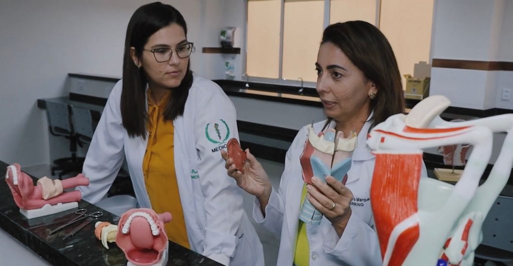 Afya Paraíba celebra o Dia do Médico com história inspiradora de ex-aluna que hoje forma novos profissionais