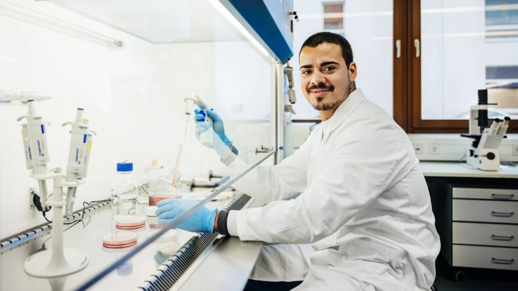 Com avanço da tecnologia, Biomedicina se destaca como uma das carreiras mais promissoras da saúde