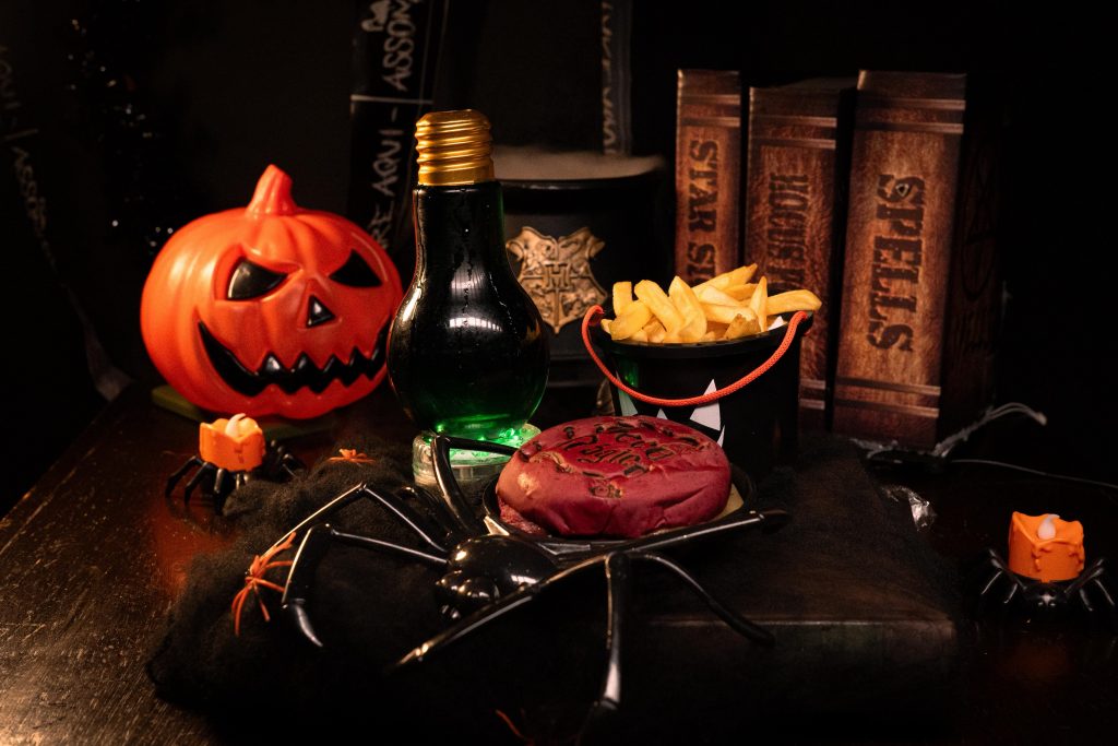 Halloween: restaurante de JP aposta em cardápio exclusivo, decoração temática e atrações especiais