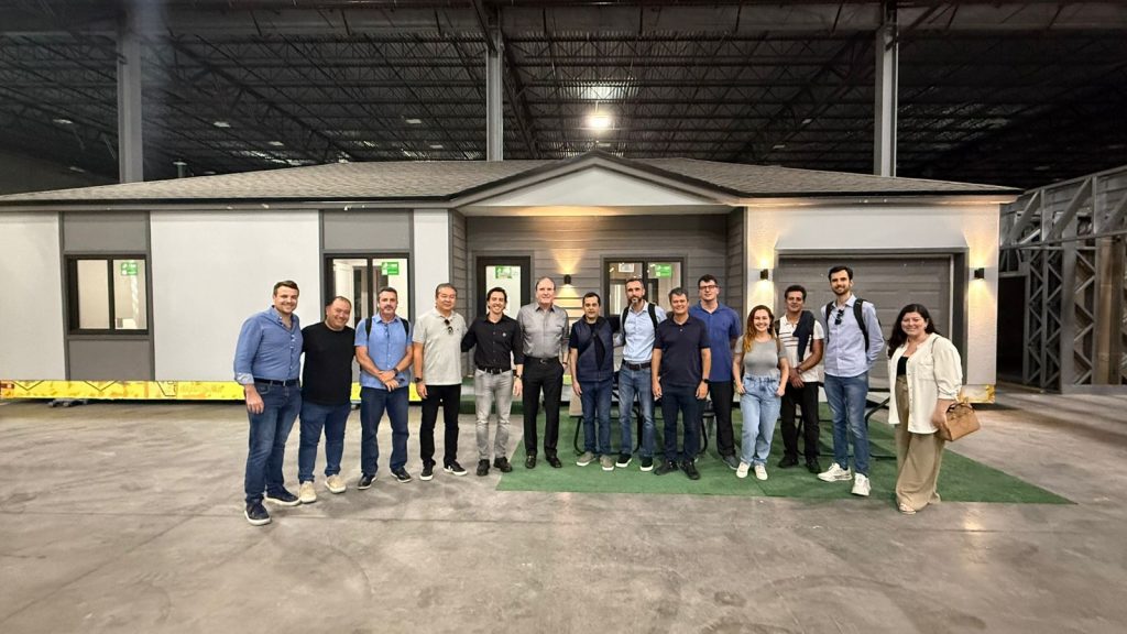 CEO da Bloco Construções conhece fábrica de construção modular de Roberto Justus