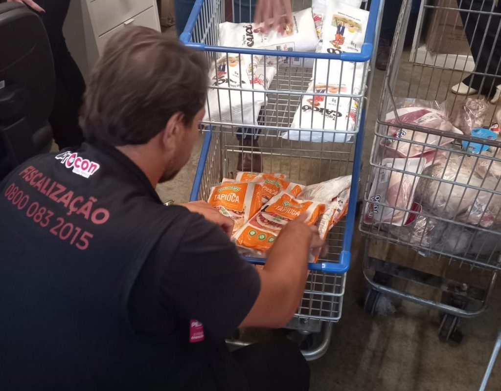 Procon-JP apreende mais de 4,2 mil produtos irregulares entre artigos infantis e alimentos