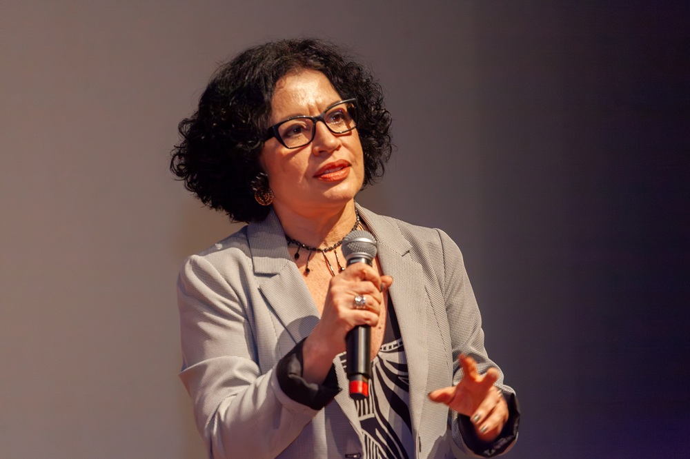 Viviane Mosé: “A Medicina não pode se limitar a cuidar dos outros, precisa também aprender a cuidar de quem a pratica”