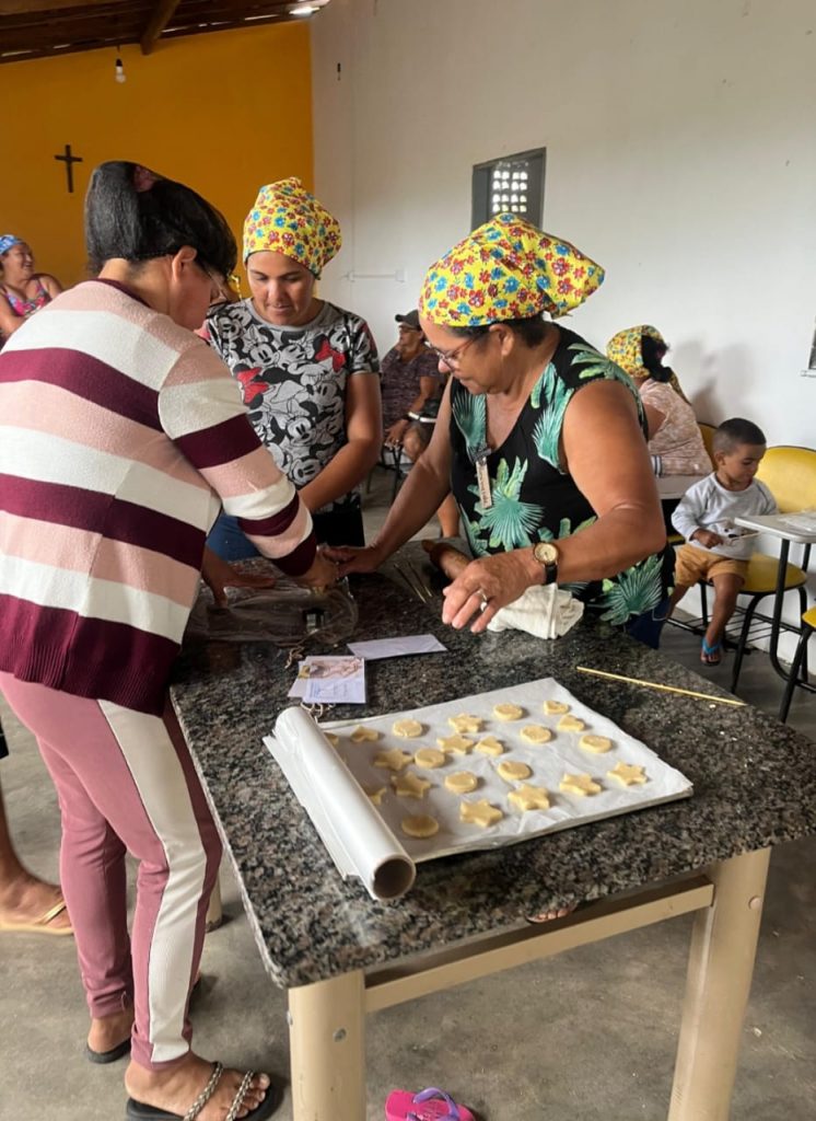 Alunas de Serrote Baixo transformam aulas de culinária em oportunidade de renda com venda de panetones