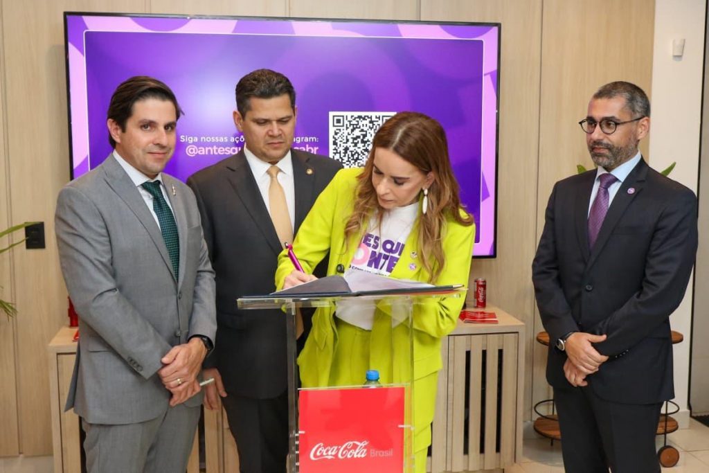 Solar Coca-Cola firma parceria com o Programa Antes que Aconteça e transforma frota em canal de conscientização sobre a violência contra a mulher