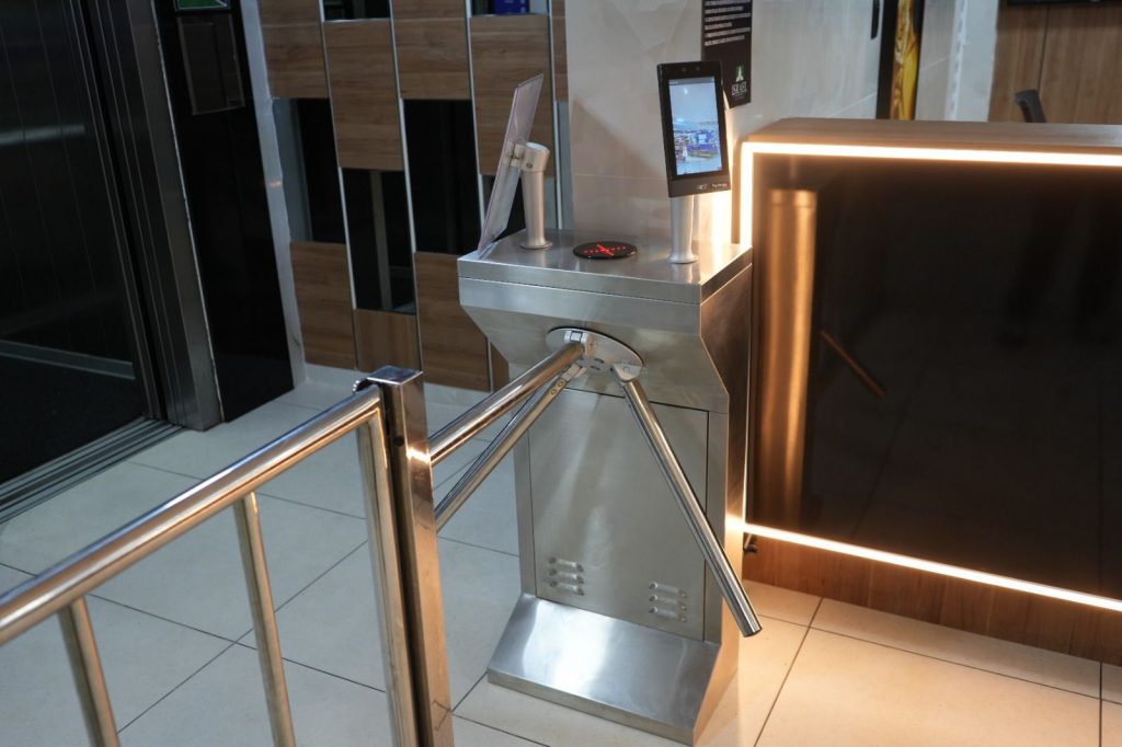 Tecnologia revoluciona gestão de condomínios de temporada com biometria facial e automação