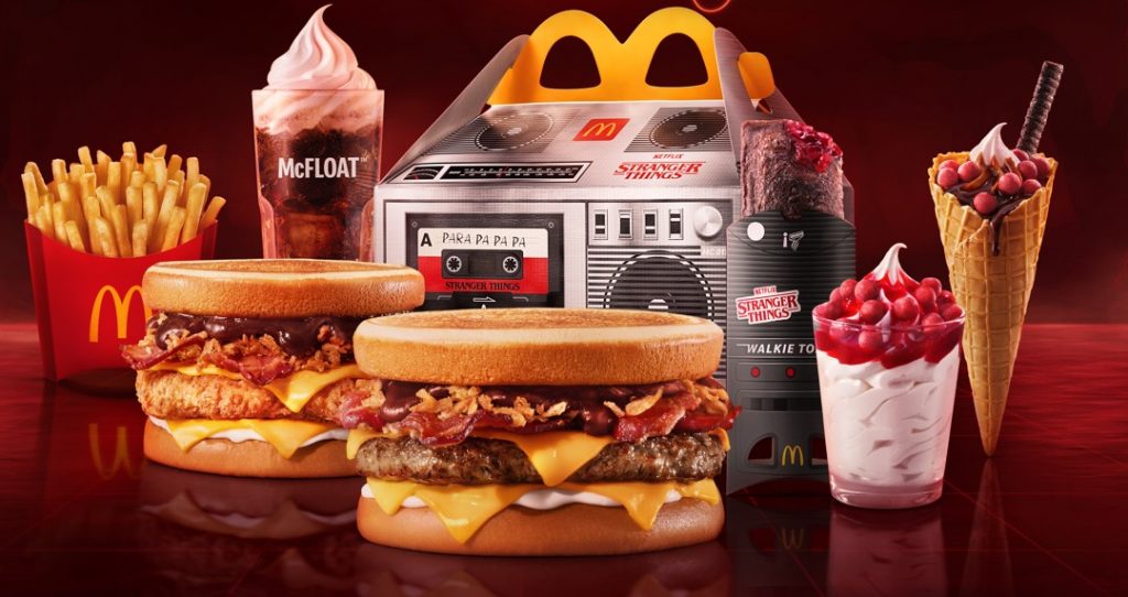 McDonald’s lança seis produtos em collab com Stranger Things, da Netflix, incluindo sanduíche invertido