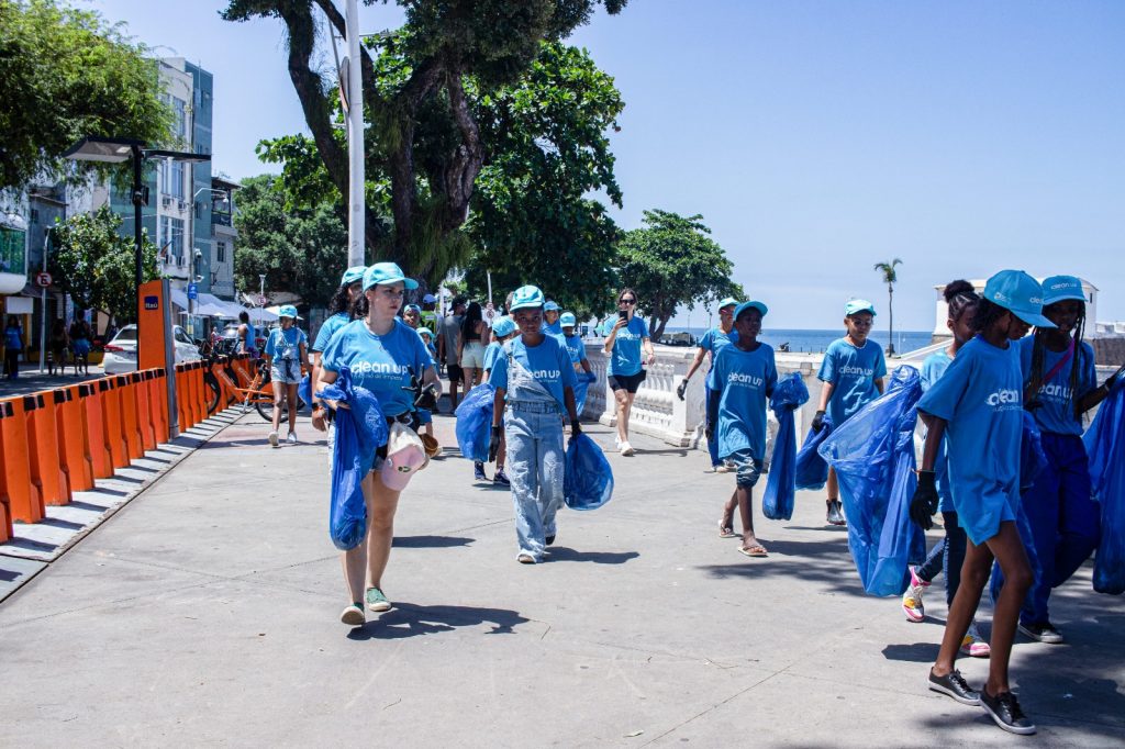 Estudantes se unem para realizar mutirão de limpeza na Praia de Tambaú em João Pessoa